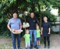 Bild: Kindergarten &quot;Kunterbunt&quot; Erbendorf/exb
T-Shirt-Spende der Firma Wenning Metall aus Erbendorf an den Kindergarten "Kunterbunt". Auf dem Bild (von links): Senior-Chef Franz Wenning, Junior-Chef Tobias Wenning mit seinen beiden Söhnen, Kindergartenleitung Sabine Schöpf-Schreiber.