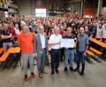 Bild: Hamm AG/exb
Mit 2000 Euro unterstützen die Mitarbeiter der Hamm AG die Kinder-Uniklinik für Ostbayern.