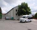 Bild: le
Mit Fotos von markanten Plätzen, Anlagen, Straßen und sonstigen Besonderheiten im Markt wurde der Absperrzaun für die Durchfahrt in der Schulstraße entlang des Zentralschulhauses versehen. Der Zustand wird nach Aussage von Rektor Herbert Kraus bis Ende kommenden Jahres dauern, sagt auch eine Mitteilung durch den Markt.