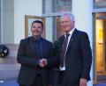 Bild: Klaus Horn/exb
Der scheidende Präsident des Rotary-Clubs Amberg Heinz Schlosser (rechts) übergibt das Amt an
Michael Doblinger (links).