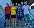 Bild: jsc
Die Kapitäne der vier teilnehmenden Teams sowie Vertreter der Quadrus GmbH und des FC Schmnidgaden bei der Siegerehrung.