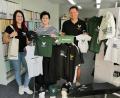 Bild: Portner
„OVI-WEAR“ läuft als neues Goldmacher-Projekt komplett regional: Katrin Leibl (Produktion, von links), Elke Hildebrand (Verkauf) und Thomas Teich (Idee) präsentieren im Laden „Am Eck“ eine Musterkollektion.