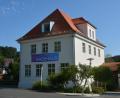 Bild: jr
Nach zweijähriger Umbauzeit ist im ehemaligen Schulhaus in Maiersreuth eine „Residence for Artists“ mit Doppel- und Einzelzimmern, einem Apartment, Küche und Aufenthaltsraum entstanden.