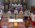 Bild: mfh
Zusammen mit Gemeindereferentin Katharina Laurer (links), Diakon Bernhard Gradl (rechts) und Pfarrer Herbert Mader (Zweiter von rechts) feierte Kaplan Lucas Lobmeier (Zweiter von links) am Altar den Dankgottesdienst.