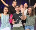 Bild: mma
Die Profis Pauline Füg und Tobias Heyel (im Hintergrund) hatten mit Pauline (links), Dominikus und Jasmin beim Sommerfestival-Poetry-Slam in der Stadtbibliothek hervorragende Mitmacher gefunden.