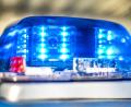 Symbolbild: David Inderlied/dpa
Ein Blaulicht leuchtet auf dem Dach eines Polizeiwagens.