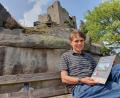 Bild: Lowak
Stefan Krapf hat die Geschichte der Burgruine Flossenbürg in einer Broschüre humorvoll aufgearbeitet.
