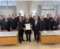 Bild: Christine Hollederer
Landrat Richard Reisinger ernannte Fredi Weiß zum Ehrenkreisbrandrat und Christof Strobl zum neuen Kreisbrandrat (1. Reihe von rechts). Strobl kann sich auf eine schlagkräftige Truppe aus Kreisbrandinspektoren und Kreisbrandmeistern verlassen.
