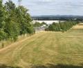 Bild: lnz
Auf dieser Fläche neben der A 93, nahe der Ausfahrt Mitterteich-Nord an der Ortsstraße nach Oberteich, soll ein Solarpark entstehen. Im Hintergrund zu sehen ist die Baustelle der neuen Schott-Logistikhalle.
