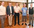 Bild: Susanne Schwab/exb
Sebastian Schaller (links), Oberbürgermeister Michael Cerny (Zweiter von links) sowie Gerd Geismann (rechts) gratulierten Carl Prusko (Mitte) zu 40 Jahren und Uwe Jahreis (Zweiter von rechts) zu 25 Jahren Mitgliedschaft im BRK.