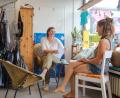 Bild: Wolfgang Steinbacher
Einfach mal plauschen und einen Kaffee trinken: Kerstin Paul (links) und Nadine Weinhold gehören zum 15-köpfigen Team des „Kommödchens“ und schätzen die lockere Atmosphäre im Shop. Sie sind vom Erfolg angetan und könnten weitere Unterstützer gut gebrauchen.