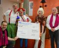 Bild: Kunz
Die Klinik-Clowns Trudi Eierfleck und Professor Dr. Fritz'l Fußtaps (Mitte) freuen sich über 500 Euro von der KAB. Bei der Übergabe dabei waren (von links) Michael Träger, Christa Burzer und Krankenhauspfarrer Hans Klier.