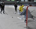 Bild: Stephan Huber
Es sieht aus wie Eis, ist aber keines. In der Eishalle in Amberg steht derzeit eine Kunststoffbahn. Der ERSC Amberg sucht nach Lösungen, um den insgesamt 200 Nachwuchsspielern mehr Trainingsmöglichkeiten bieten zu können.