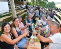 Bild: Petra Hartl
Wolfgang Sperber bereitet sich mit seiner Mädelsgruppe auf das eigentliche Bergfest vor: Bei einer italienischen Brotzeitplatte am Annaberg-Nordhang macht das Ansitzen gleich noch mehr Spaß. Bereits am Dienstagabend saßen rund 120 Leute verstreut auf den Bänken am Annaberg-Nordhang.