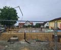 Bild: sne
Bürgermeister Johannes Schmid zeigt sich positiv überrascht über den bisherigen Fortschritt an der Baustelle.