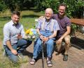 Bild: ral
Bürgermeister, Peter Neumeier (links) gratulierte Günter Schmid zum Geburtstag. Rechts im Bild Sohn Martin.