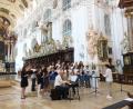 Bild: Johannes Röttges/exb
Die Mädchenkantorei der Hochschule für Kirchenmusik Regensburg unter Leitung von Eva-Maria Leeb in der Basilika Waldsassen. Versierter Begleiter am E-Piano war Professor Markus Rupprecht.