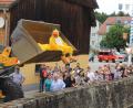 Bild: frd
"Oberente" Gerhard Haberl ist nicht ganz wohl in seiner Haut. Ob der Laderfahrer vergessen hat, dass er mitten unter den Enten sitzt und ihn mit ins Wasser befördert?