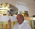 Bild: Hirsch
Aussteller Gerhard Pretzl kann diesen Reisebus zum Schaukeln bringen. Zu sehen ist die nostalgische Reklame derzeit im Stadtmuseum in Schwandorf.