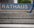 Symbolbild: Sebastian Gollnow/dpa
In Bayern wurde das Kommunalwahlrecht geändert. Damit fällt ab dem kommenden Jahr die Altersgrenze von 67 Jahren für hauptamtliche Bürgermeister und Landräte.