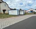 Bild: e
Zwischen dem Wolfgangsheim und dem Kindergartengebäude ist in Sorghof ein Container aufgestellt, damit die zusätzlichen Kinder untergebracht werden können.