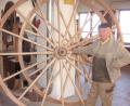 Bild: wfw
Der Schreiner- und Wagnermeister Georg Häusler, im Volksmund nur der „Häuslwonger“ genannt, im Jahr 2007 mit den von ihm in mühevoller Handarbeit gefertigten Holzrädern für die alte Anhängeleiter in seiner Werkstatt.