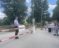 Bild: Miriam Hollering/exb
In Mödlareuth erläuterte ein Museumsmitarbeiter den Zehntklässlern unter anderem die dort aufgebauten Grenzanlagen.