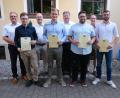 Bild: usc
Urkunden für die Besten (vorne von links): Ralf Wiesmeth, Emil Franz Dölschner, Alexander Niec und Johann Koller. Hinten von links: Bürgermeister Martin Preuß, Oberstudiendirektor Martin Wurdack, stellvertretender Landrat Stefan Braun und Bernhard Mikuta (Betreuer der Fachschule für Mechatronik- und Elektrotechnik).