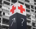 Bildmontage: Laura Fröhler/Julian Stratenschulte/dpa
Zeigt der Trend für die Krankenhäuser dank der geplanten Reform nun wieder nach oben? Experten bescheinigen gute Ansätze, doch dennoch gebe es Mängel. Bildmontage: Laura Fröhler/Julian Stratenschulte/dpa