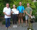 Bild: Annemarie Mösbauer/exb
Prüfung bestanden: Vorsitzender Eduard Kunschir, Dirigent Sebastian Kunschir und zweiter Vorsitzender Michael Wagner (von links) gratulieren Sophie Janner.