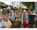 Bild: dob
Manfred Wild aus Eslarn (links) und Christian Müller aus Waldkirch (rechts) reißen als die "Zwoa Schneidig'n" Witze am laufenden Band. Die Gäste im Generationenpark lachen Tränen.