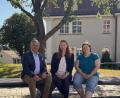 Bild: Landratsamt Tirschenreuth/exb
Landrat Roland Grillmeier sowie die Ehrenamtskoordinatorinnen Sarah Matzke und Christina Ponader (von links).