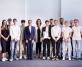 Bild: exb/Bayerisches Kultusministerium
Landtagspräsidentin Ilse Aigner (Mitte) zeichnet die Vertreter drei neunen Klassen der Hans-Scholl-Realschule mit Lehrerin Tamara Parks (links) aus und überreicht ihnen Urkunden.