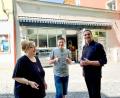Bild: Gabi Schönberger
Die Buchstaben an der Fassade sind noch lesbar. Claudia, Arian und Mohammad Ebrahimi stehen vor dem alten "Nordsee"-Gebäude in der Weidener Wörthstraße. Ab September eröffnet dort ihr neues Lokal.