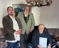 Bild: SV 1893 e.V./exb
Schützenmeister Matthias Franz und dritter Gauschützenmeister Reinhold Wild (von links) überreichen Ehrennadel und Urkunde an Josef Bierl.