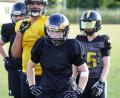Bild: ref
Wenn's ernst wird im Training, heißt es (vorne) Helm auf und Mundschutz rein.