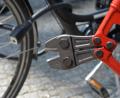 Bild: Andrea Warnecke/dpa
Fahrraddiebe sind mit unterschiedlichen Werkzeugen, auch mit Bolzenschneidern, ausgestattet.