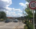 Bild: ihl
Am Bahnübergang ist die Geschwindigkeit auf zehn Kilometer in der Stunde begrenzt. Ähnlich wie bei der Ausfahrt aus dem Bank-Parkplatz soll eine zweite Haltelinie auf der Naabbrücke geprüft werden.