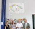 Bild: Stadt Tirschenreuth/exb
Franz Stahl, Horst Adler, Stadtbücherei-Leiterin Christine Henrich und Bücherei-Mitarbeiterin Tatjana Till unter der neuen Sudetendeutschland-Karte (von rechts).