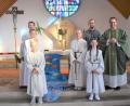 Bild: rgr
Nico Arnold (von links vorne), Sophie Skopek (dahinter), Theresa Krauß und Sina Kummer werden in der Gmünder Kirche "Herz Mariä" in die Gemeinschaft der Ministranten aufgenommen.