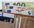 Bild: Patrick Pleul/dpa-Zentralbild/Illustration
Viel Geld und persönliche Dokumente steckten in einer Geldbörse, die neben einer Zapfsäule in Amberg am Boden lag.