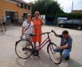 Bild: gz
Die begeisterte Radfahrerin dankt im Beisein von Quartiersmanagerin Petra Brenner dem Reparateur Karl Ebenhöh für die kostenlose Instandsetzung.