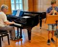 Bild: R. Kreuzer
Henry Weiß präsentiert die Trompete mit dem „Allegro“ von Wolfgang Amadeus Mozart in Begleitung am Klavier mit Lehrkraft Franz Nestler.