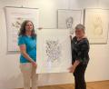 Bild: aks
Die Kuratorinnen Patricia Preuß (links) und Hilke Ohsoling mit den "Fünf Blechtrommlern", die zur Ausstellung inspirierten.