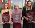 Bild: adj
Die drei besten Entlassschülerinnen (von links) Katja Neigum, Laurina Berbatovci und Damaris Kellner.