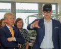 Bild: Wolfgang Steinbacher
Hinter dieser VR-Brille verbirgt sich der bayerische Wissenschaftsminister Markus Blume (OTH). OTH-Präsident Clemens Bulitta (links) durfte mit ihm die neuen Räume des Digitalen Campus einweihen.