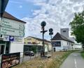 Bild: Gabi Schönberger
Über die Jahre ist der Start des Bocklradwegs am ehemaligen Bahnhalt in Neustadt/WN unansehnlich geworden. Die Stadt hofft jetzt auf Fördergelder, und hat Ideen, das Fleckerl wieder schön zu gestalten.