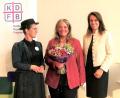 Bild: Bala/exb
Elke Reinhart (Mitte) ist mit dem Ellen-Ammann-Preis ausgezeichnet worden. Das Bild zeigt sie mit Ellen-Ammann-Darstellerin Gertrud Ströbele (links) und MdB Martina Englhardt-Kopf (rechts).