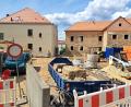Bild: Hirsch
Großbaustelle an der Gerhardingerschule: Links das Gebäude zur Ganztagesbetreuung, rechts der Komplex für das künftige Archiv. Der Pausenhof der Schule dient als Lagerplatz.