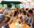 Bild: Welnhofer/exb
Viele Besucher zieht es zum Sommerfest ins Ü50-Café der AWO. Der "Fonse" sorgt für Unterhaltung.